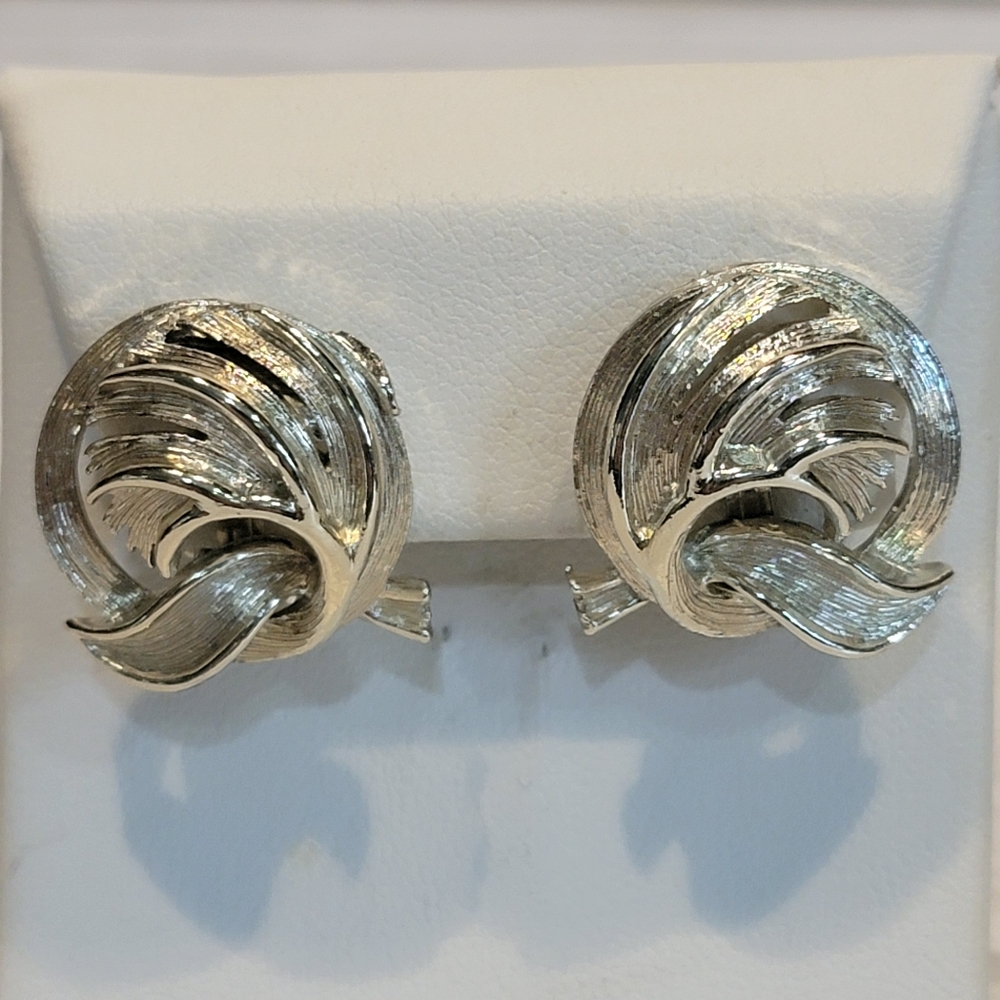 Vintage Signed Lisner Gold Tone Ribbon Swirl Knot Clip On Earrings